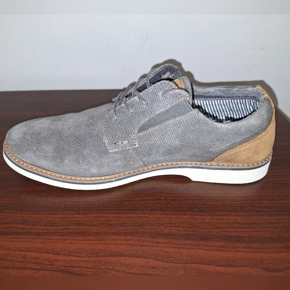 A pair of Nunn Bush grey suede mens oxfords in a size 10.5 in great condition